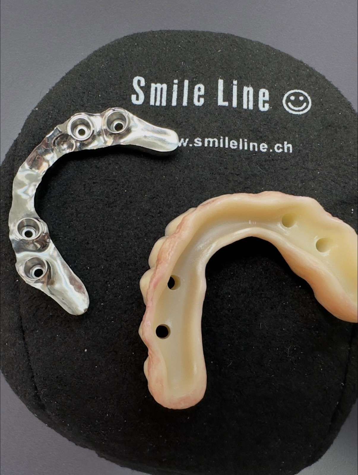 Un aparato dental que consiste