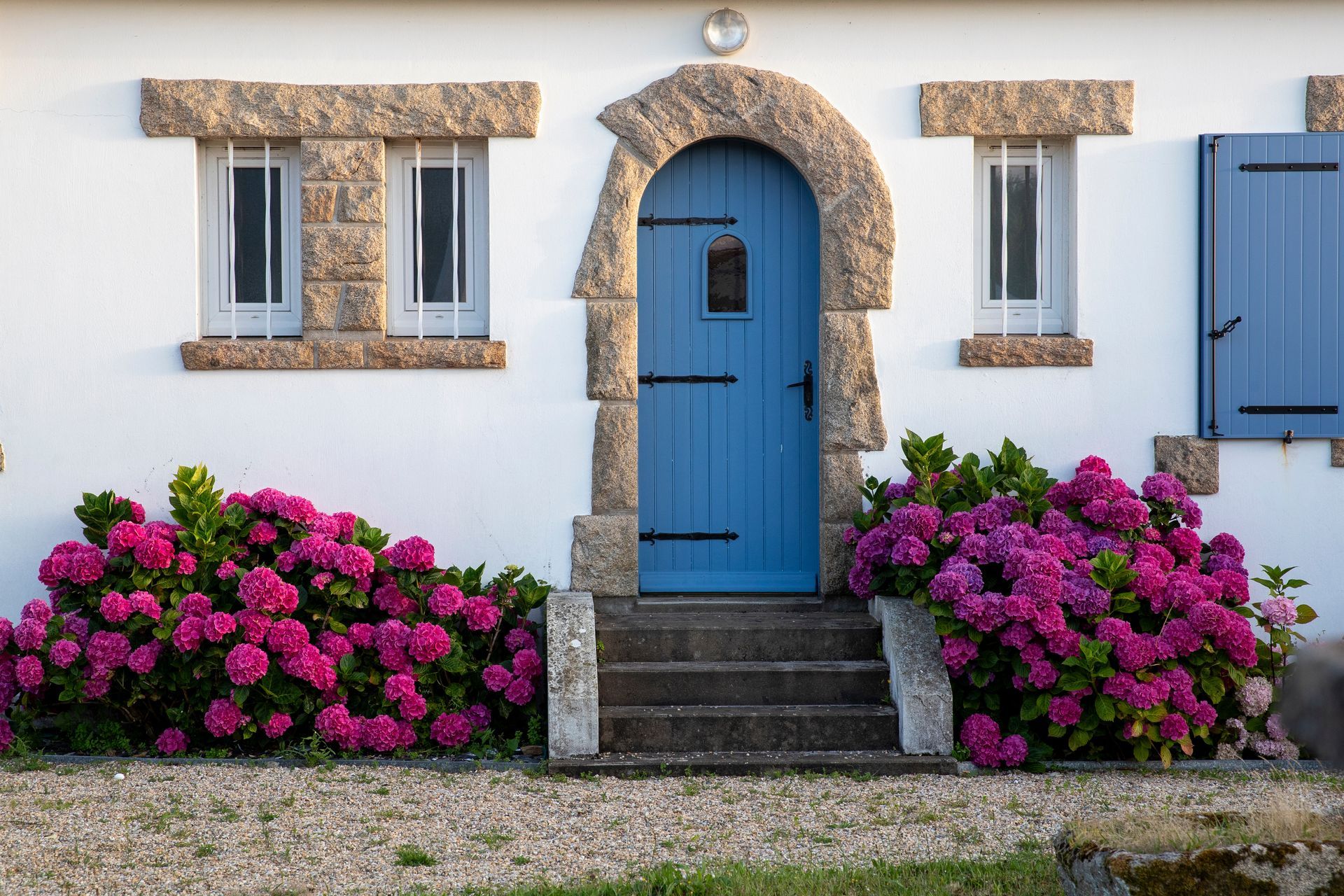 Façade d'une maison bretonne avec une porte d'entrée et des fenêtres