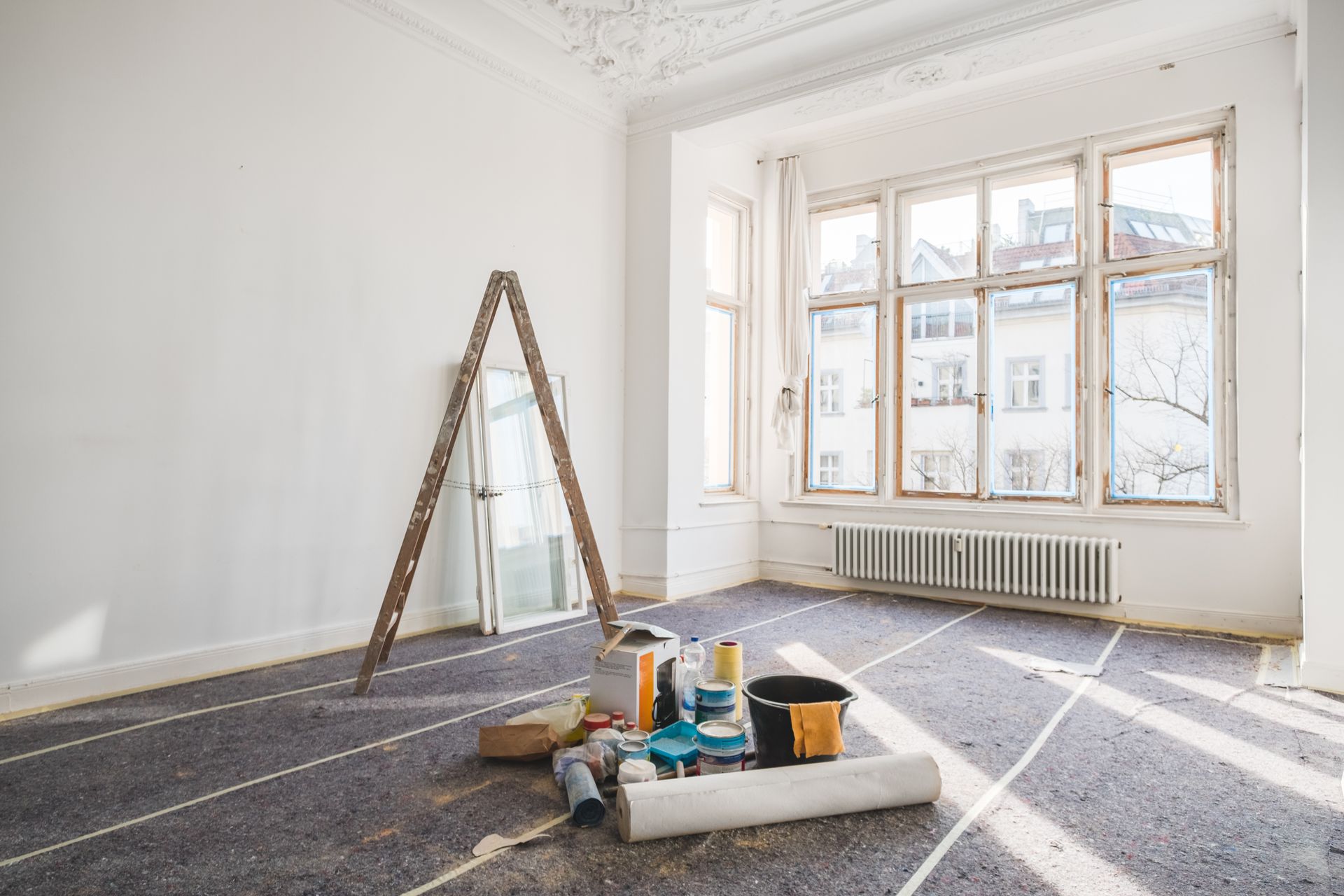 Une pièce en plein travaux de rénovation