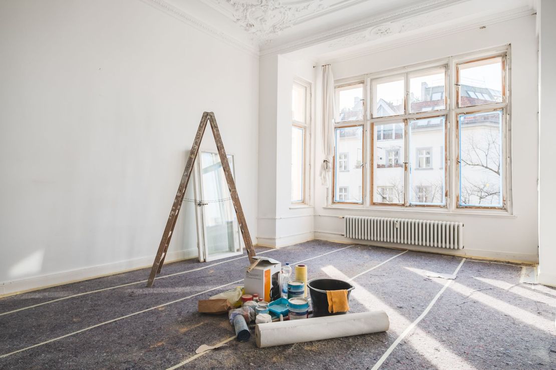 Une pièce en plein travaux de rénovation