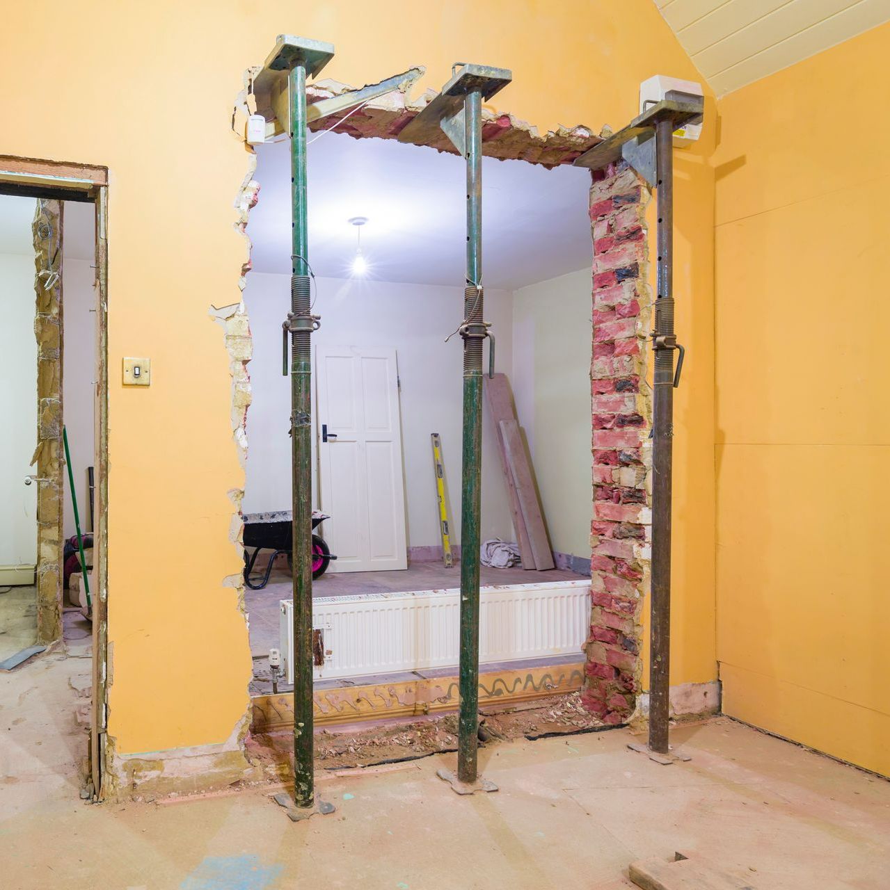 Ouverture d'un mur porteur intérieur soutenu par des étais