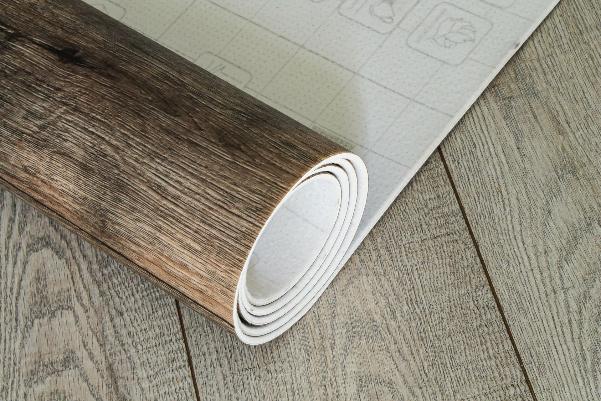 Un rouleau de linoléum imitant le parquet