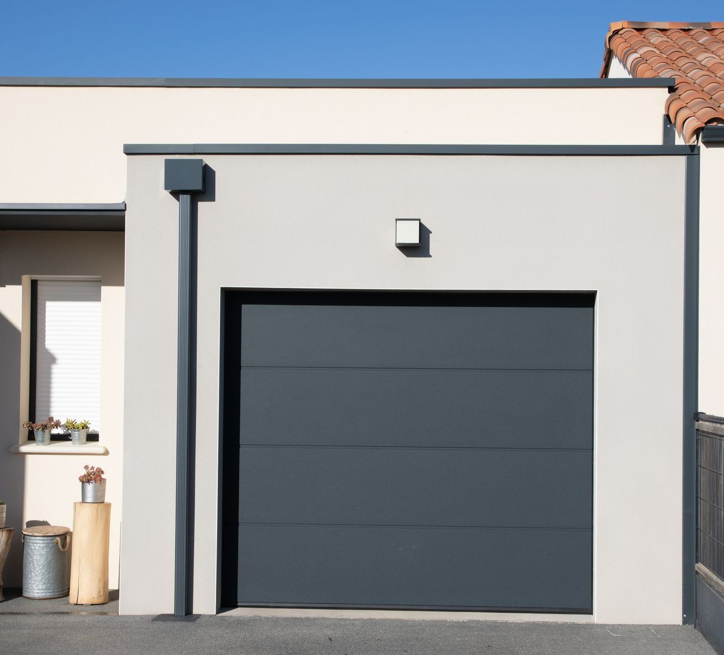 Un garage attenant à une maison