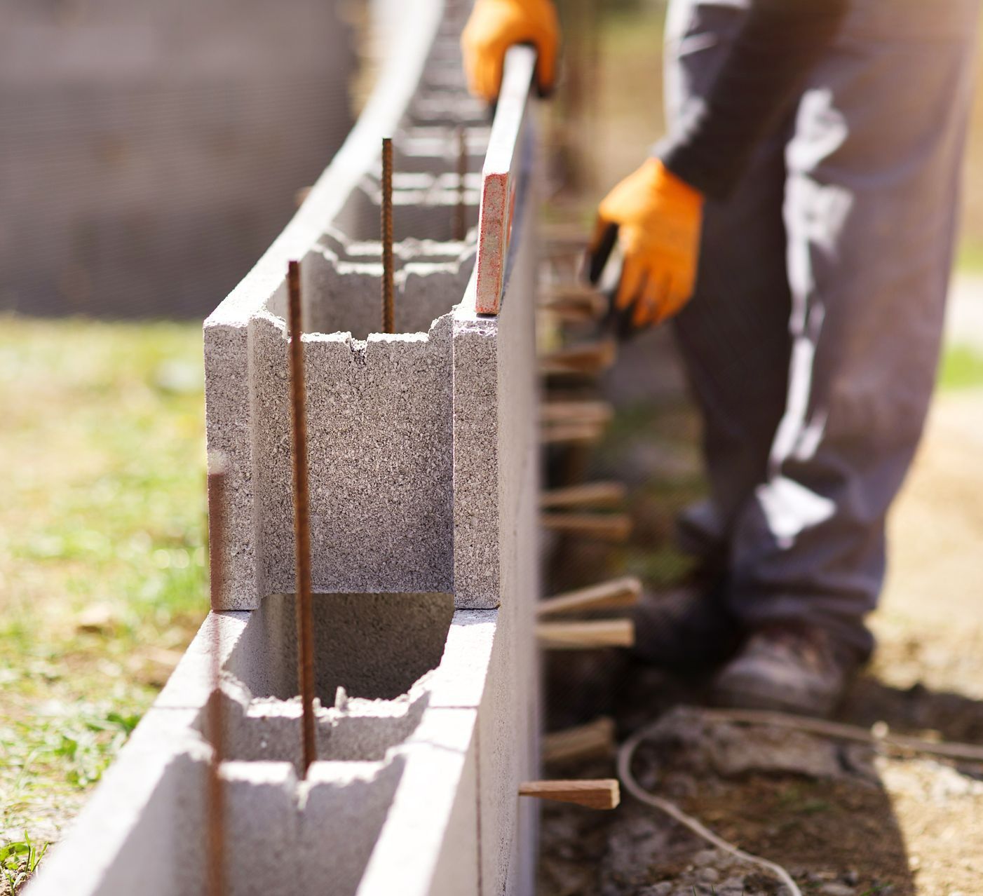 Gros plan sur la construction d'un mur en parpaing