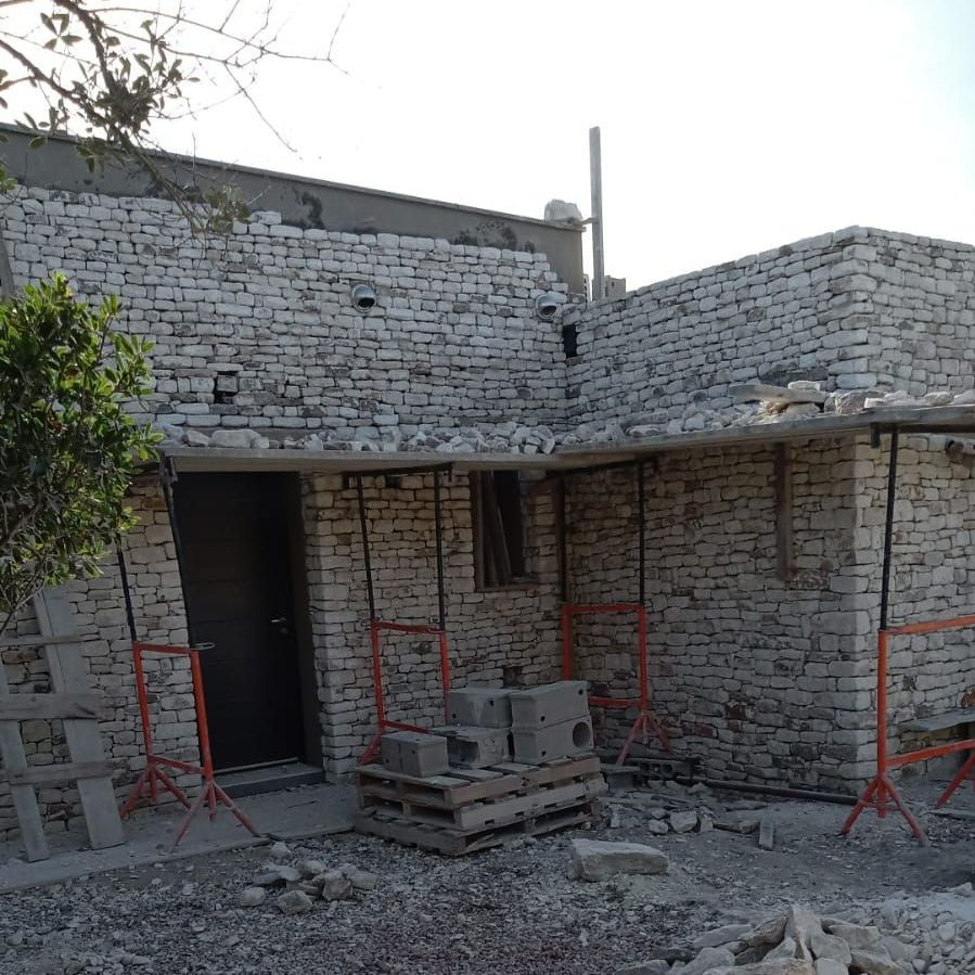 Un bâtiment en pierre en travaux