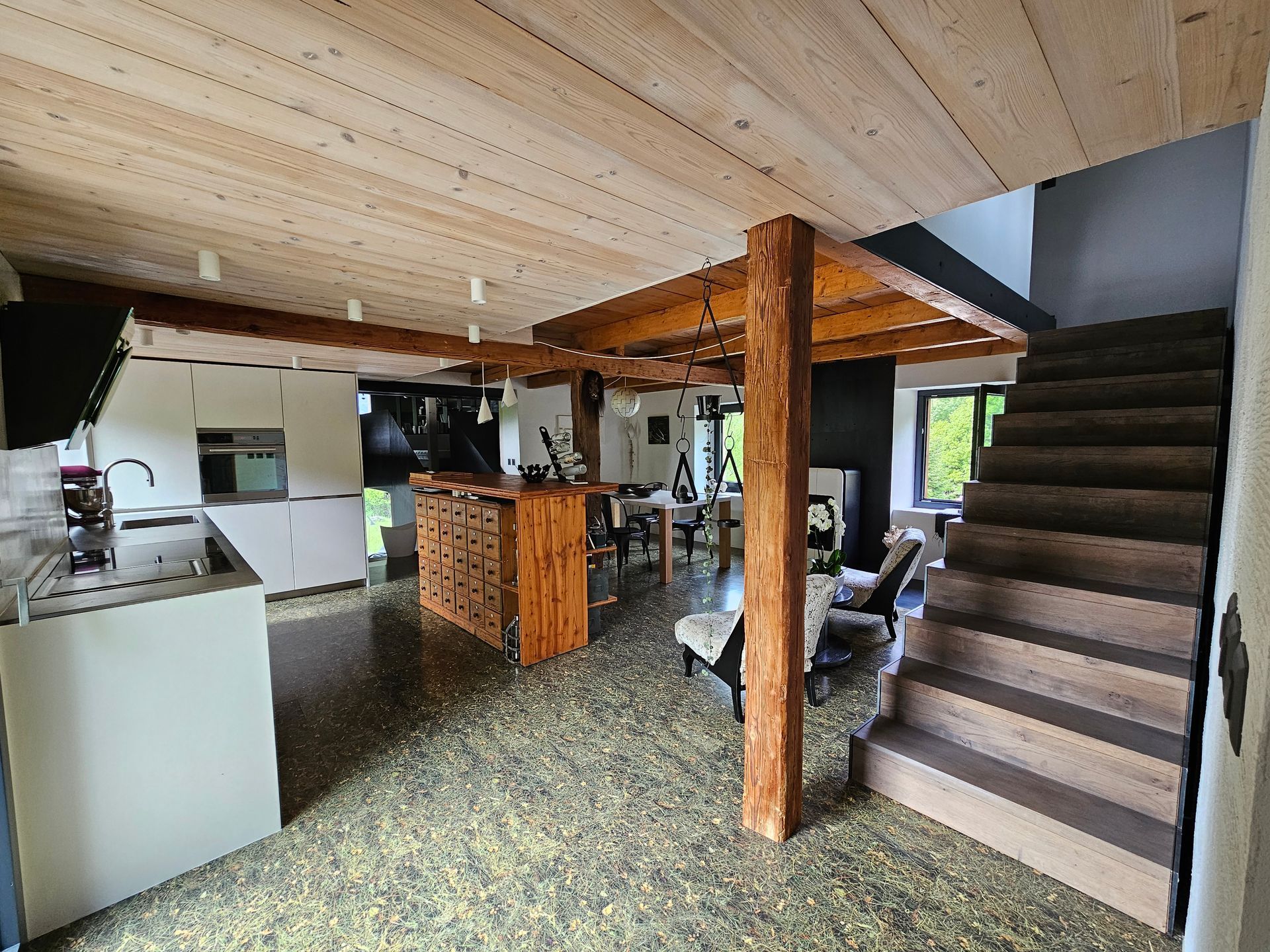 Une cuisine avec escalier menant au deuxième étage