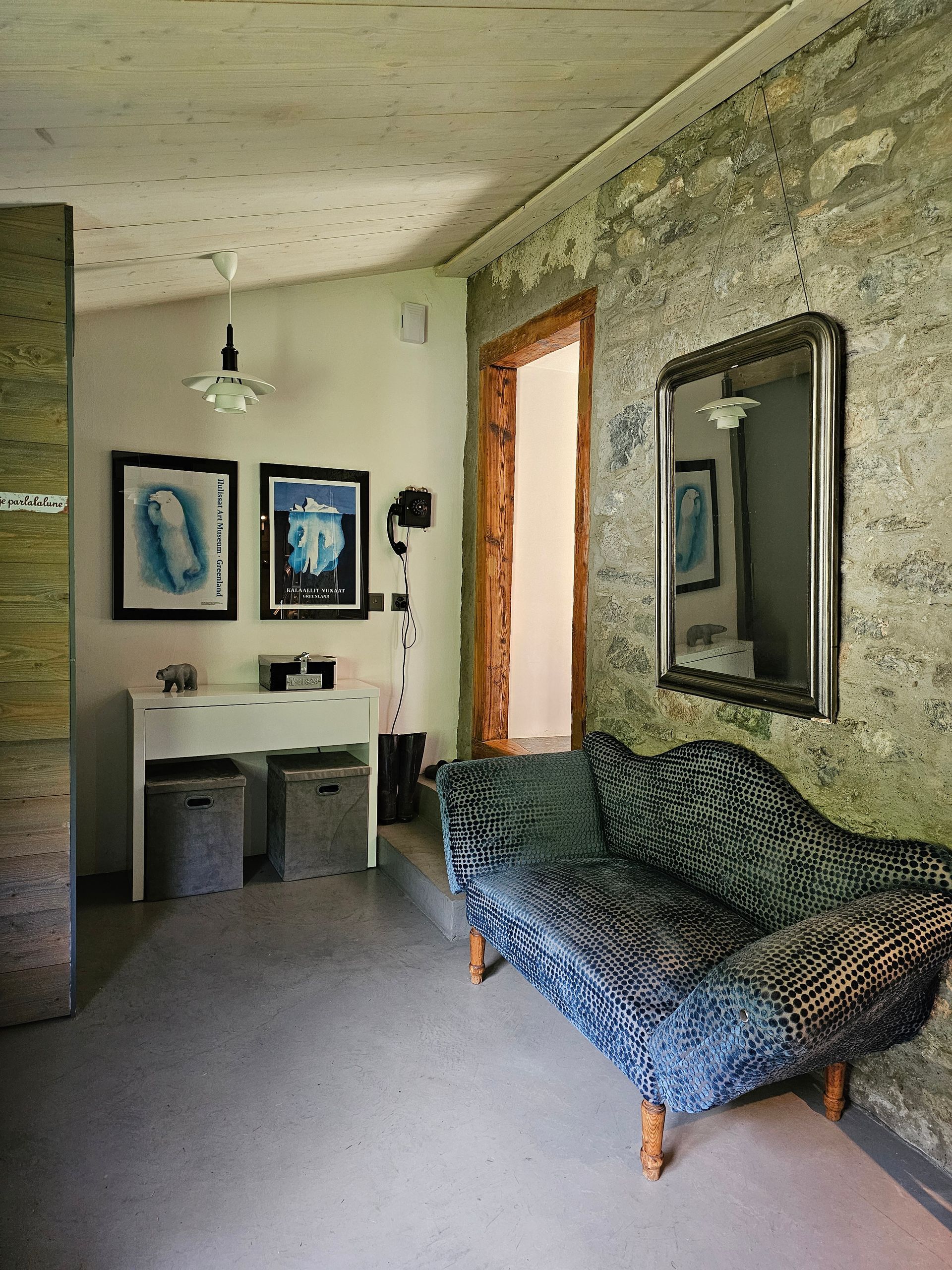 Un salon avec un canapé et un miroir