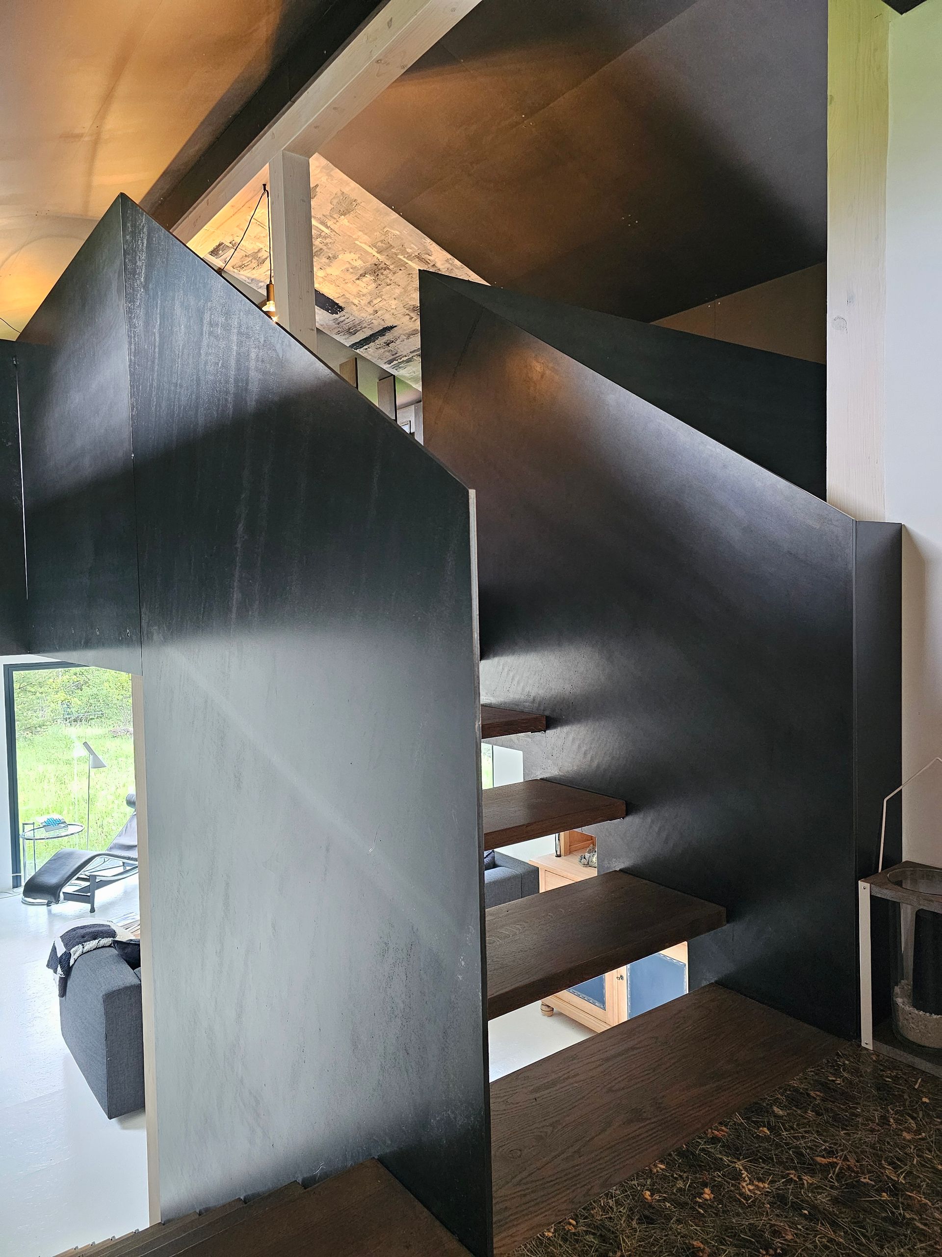 Un escalier en colimaçon dans une maison avec une balustrade en bois