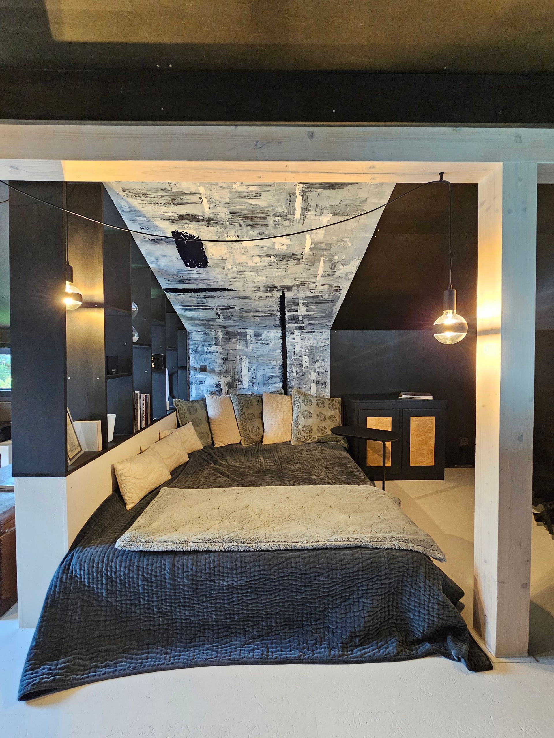 Une chambre avec un lit et un canapé