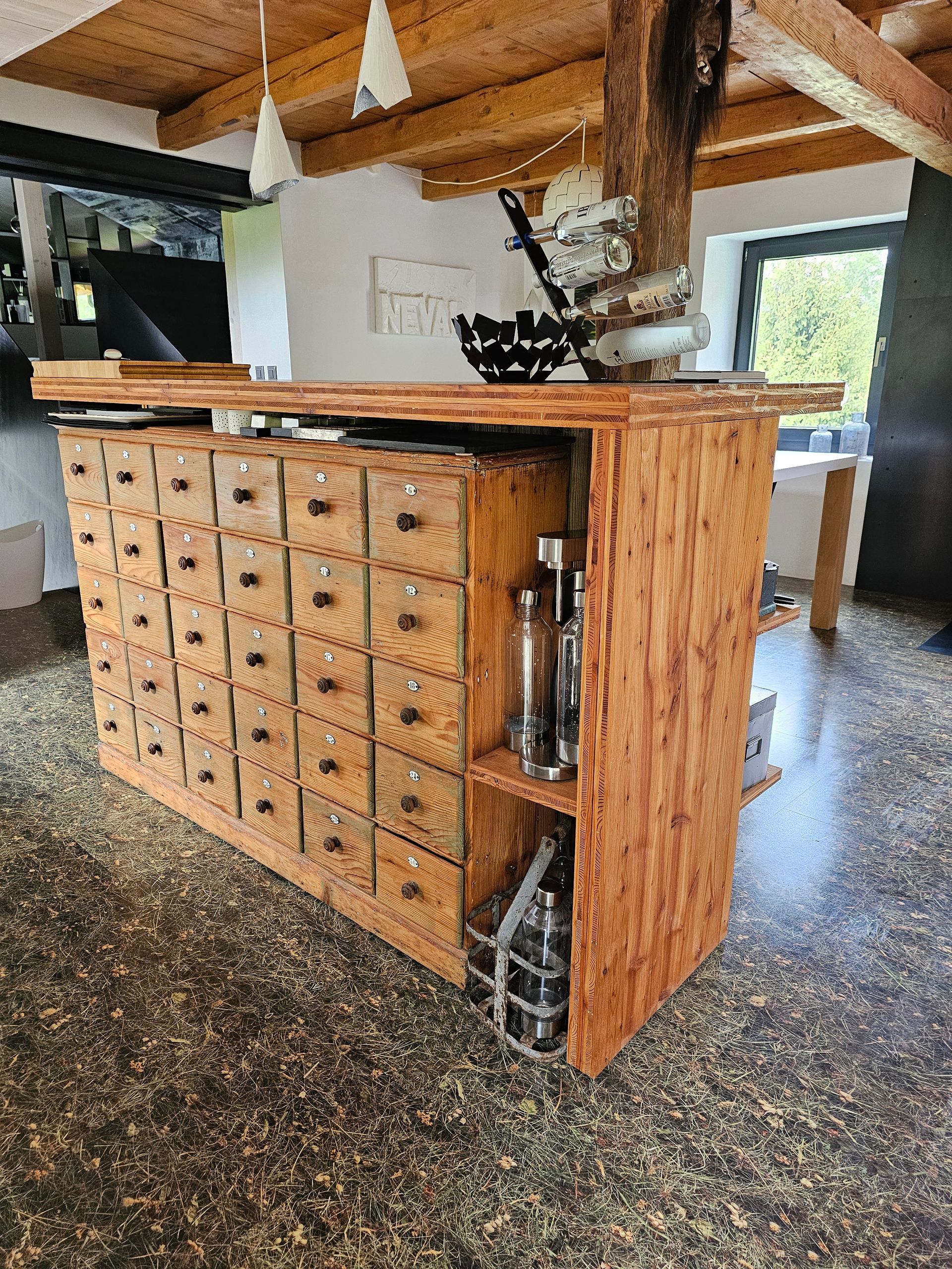 Une armoire en bois avec tiroirs et étagères dans une pièce.