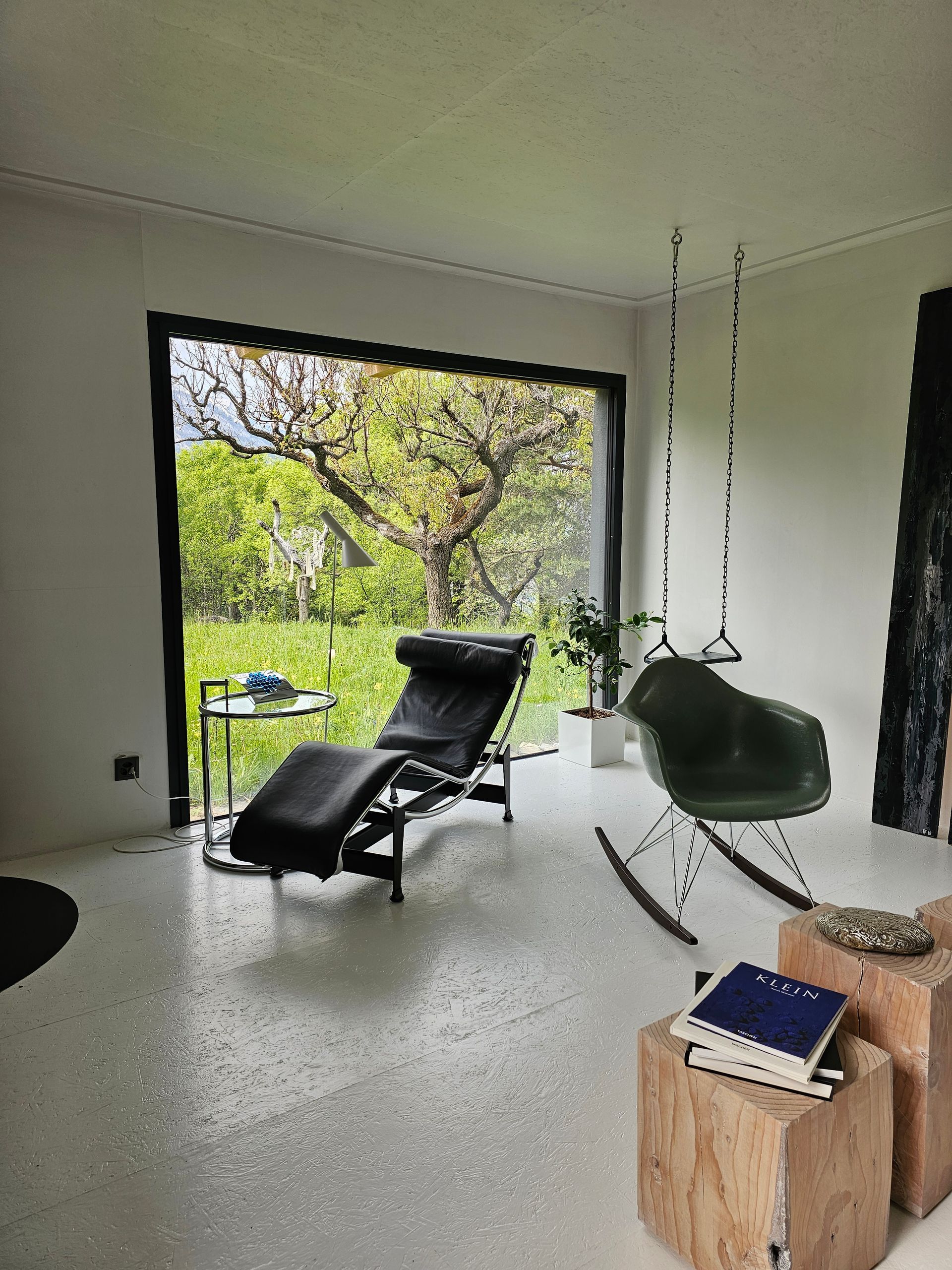 Un salon avec un rocking chair et une chaise longue