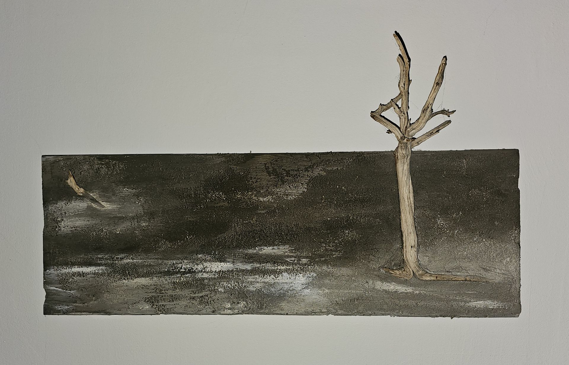 Une peinture d'un arbre au milieu d'un champ