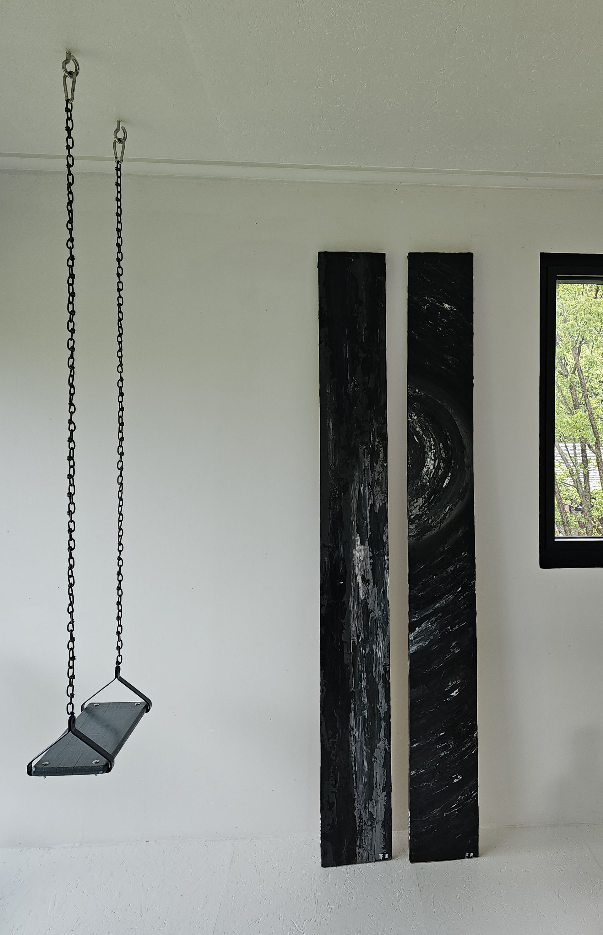 Une balançoire est suspendue au plafond dans une pièce