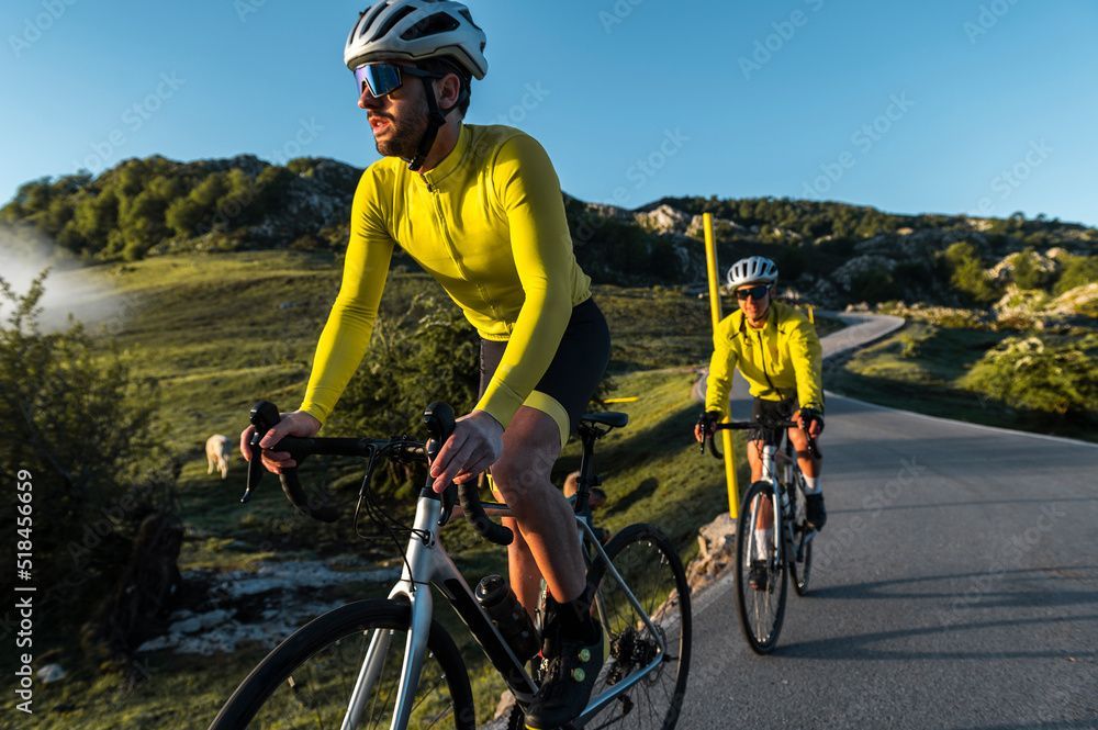 Kundin sieht sich das Angebot an Brillen in Solingen an