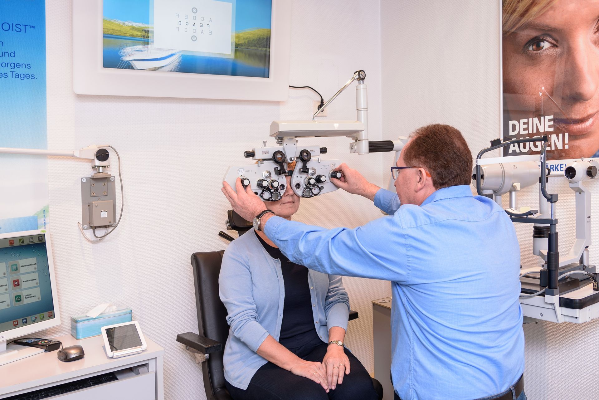 Ein Kunde wird von einem Optiker zum Thema Brillen beraten.