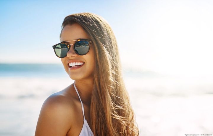 Ein Kunde wird vom erfahrenen Optiker zum Thema Augenoptik beraten.