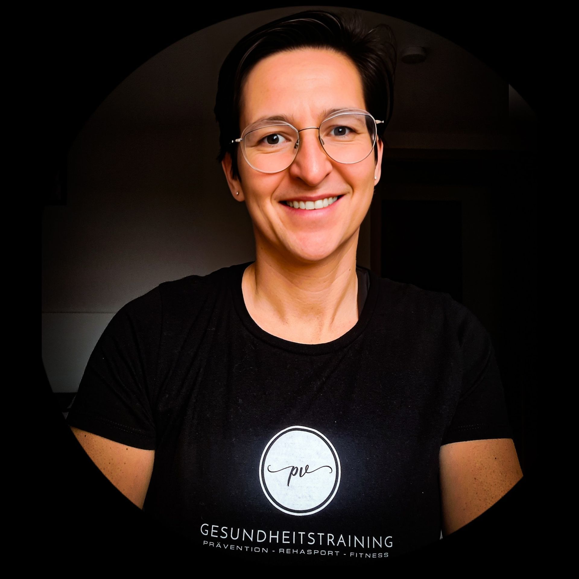 PV Gesundheitstraining - Eine Gruppe sistzt auf blauen Matten und praktiziert Yoga