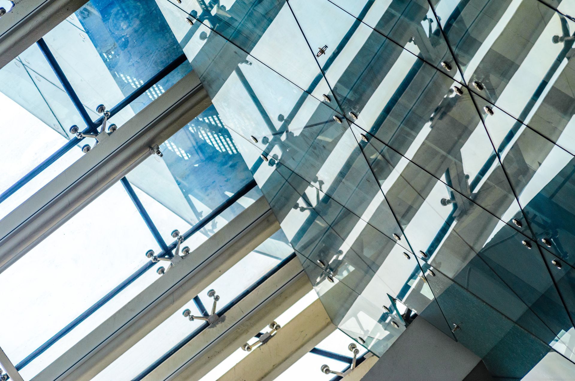 Multiples vitres d'une façade d'un bâtiment