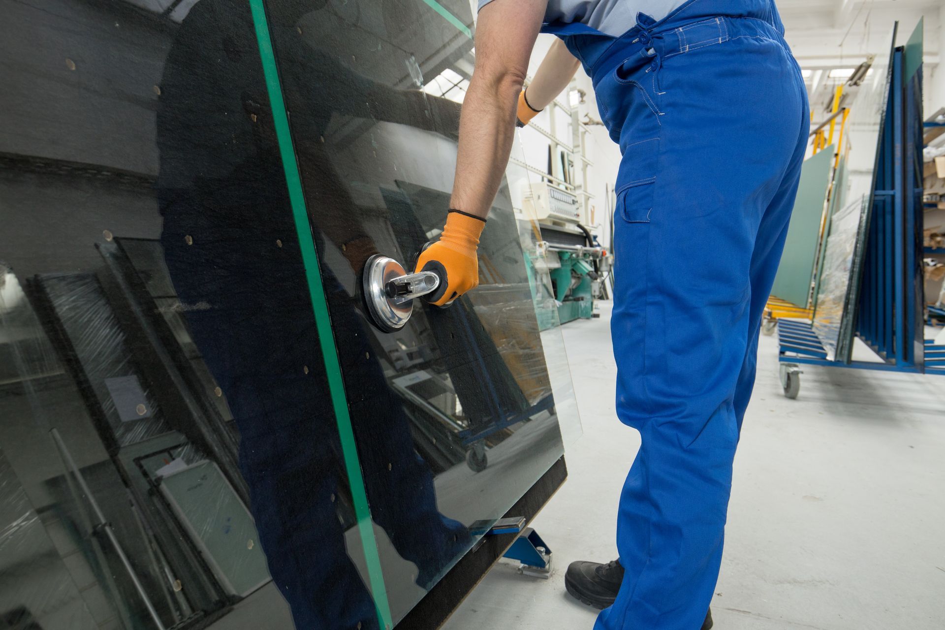 Homme qui prend une vitre