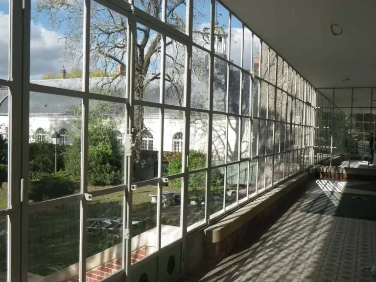 Grand couloir entièrement vitré