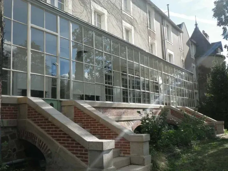 Façade vitrée d'un bâtiment avec un escalier