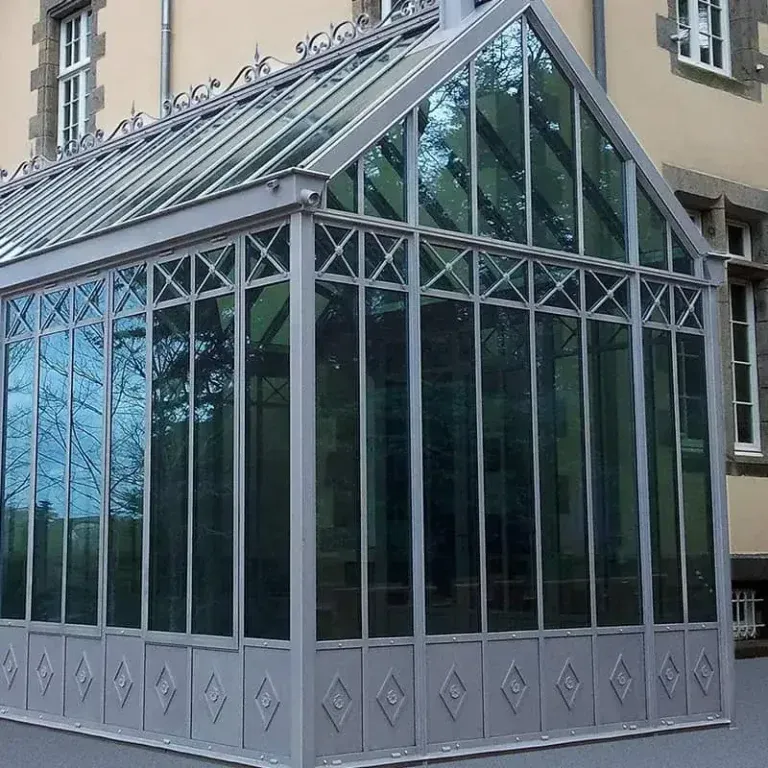 Bâtiment en acier avec de grandes vitres