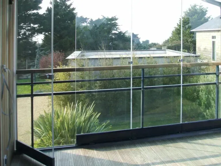 Garde-corps et baie vitrée avec vue sur l'extérieur