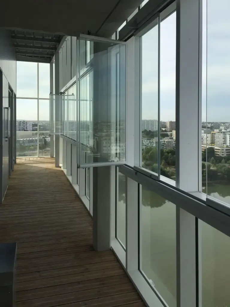 Intérieur d'un immeuble avec les vitres ouvertes