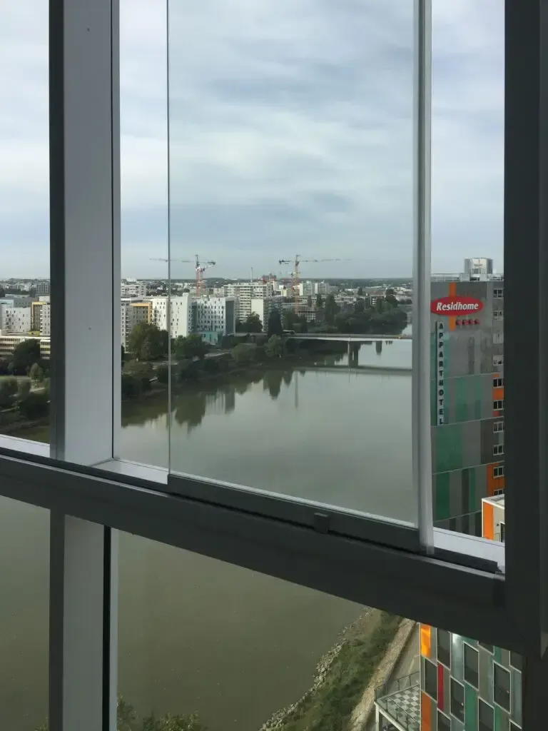 Vue d'un immeuble sur le fleuve traversant la ville