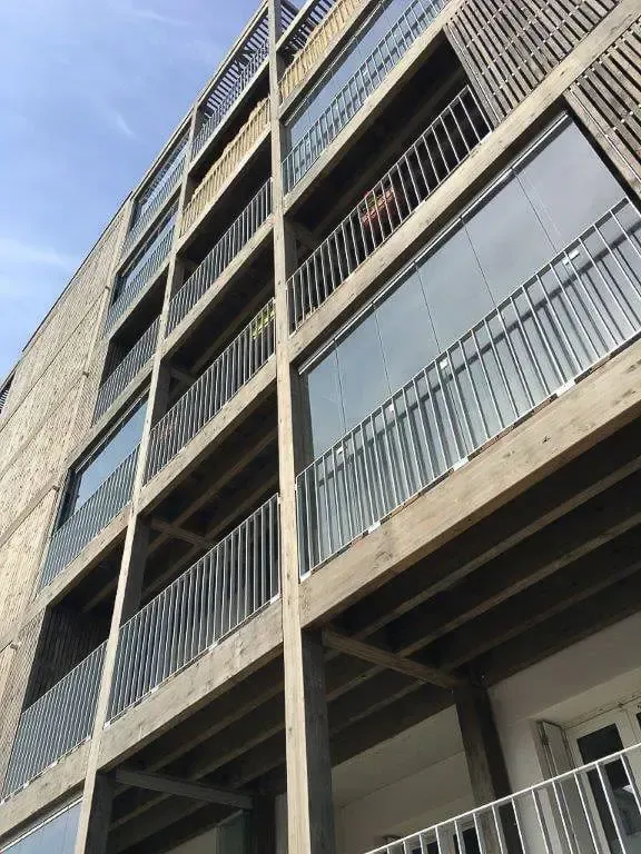 Façade d'un immeuble avec de grandes baies vitrées