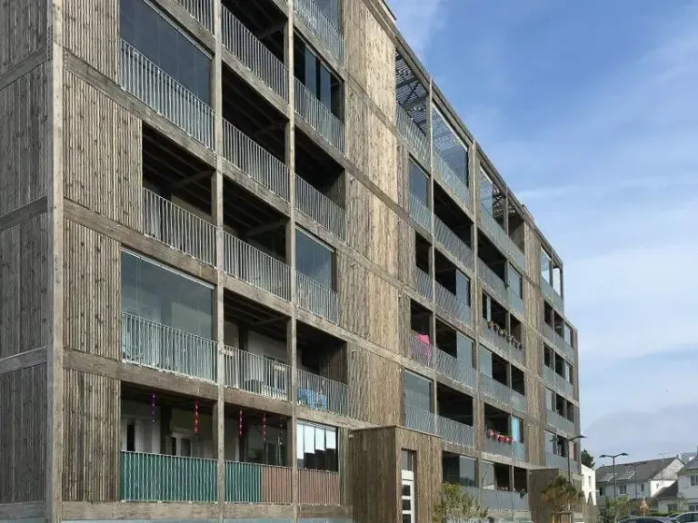 Immeuble avec des balcon à chaque étage