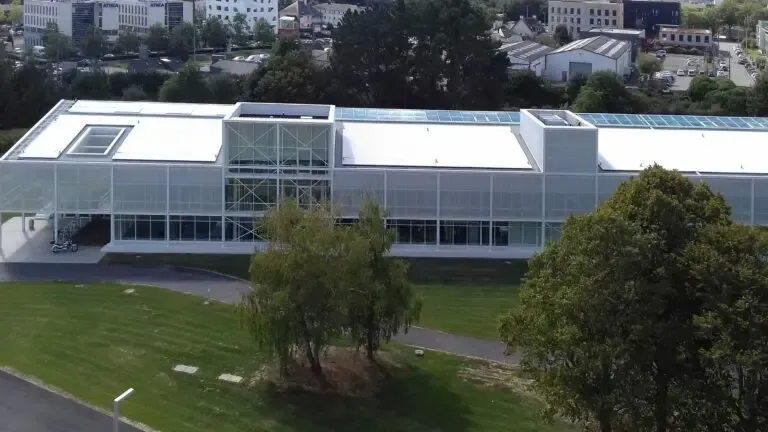 Vue aérienne d'un bâtiment blanc