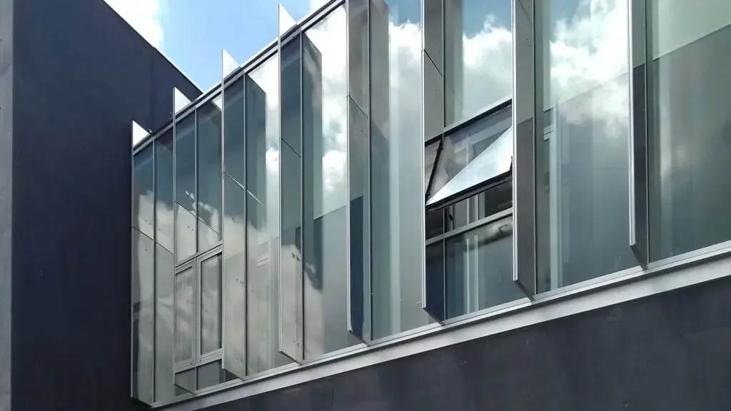 Façade d'un bâtiment en aluminium