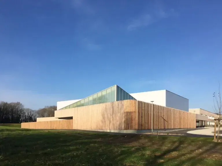 Bâtiment au loin à la structure en bois et en aluminium