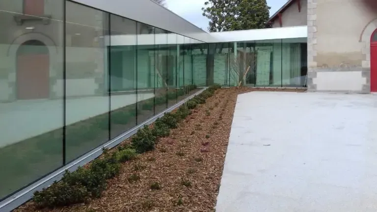 Grand bâtiment recouvert de grandes baies vitrées