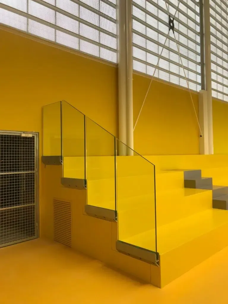 Escalier avec garde-corps fait de vitres