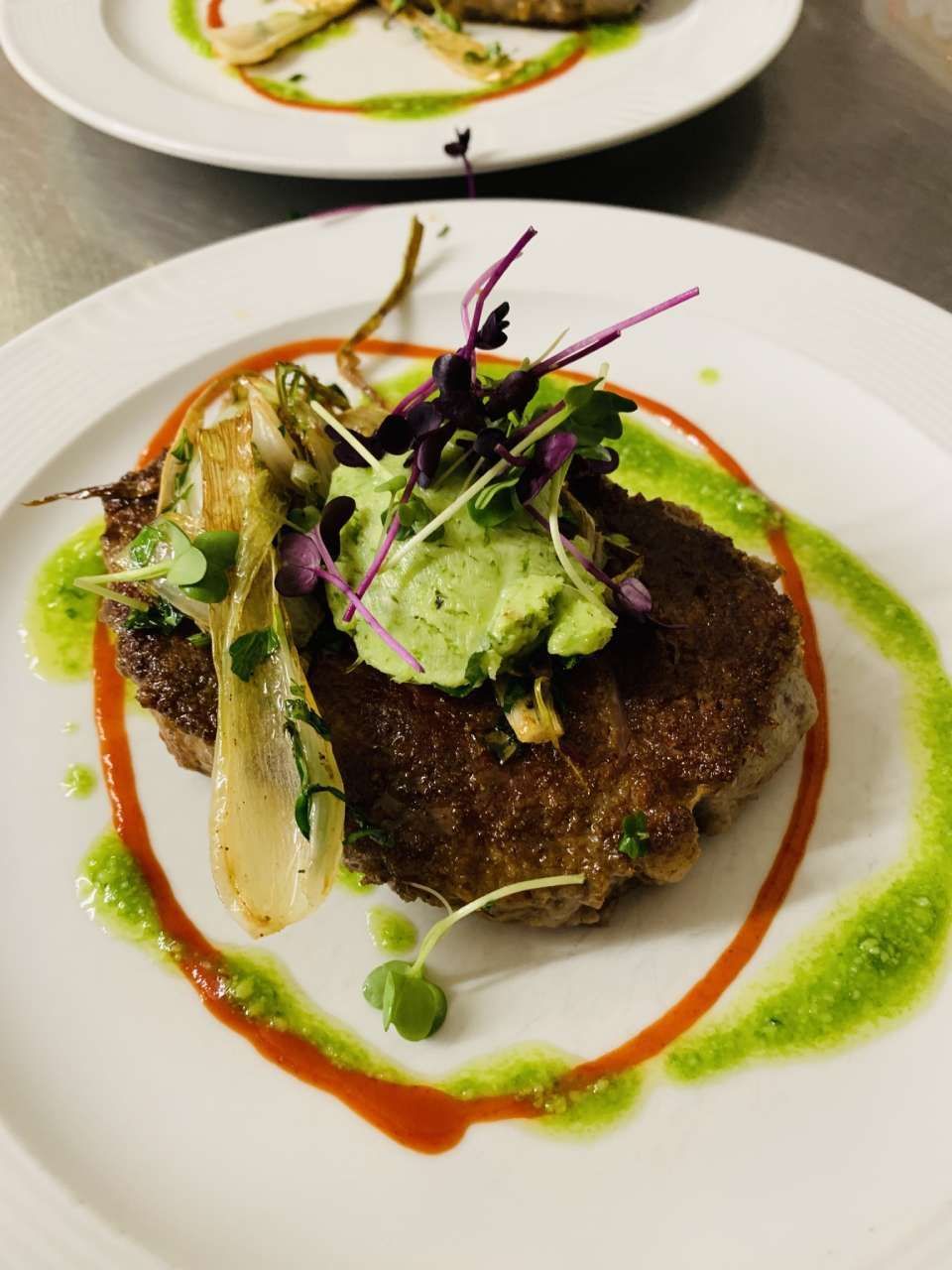 schön angerichtetes Fleischgericht