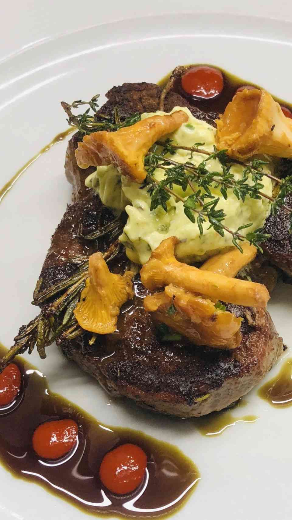 Fleischgericht mit Pfifferlingen