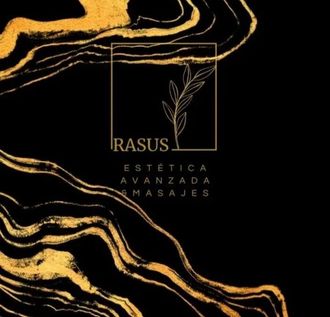 Logotipo de Rasus sobre fondo negro con ondas doradas jaspeadas y un icono de hoja, con la inscripci&oacute;n &ldquo;Est&eacute;tica Avanzada Masajes&rdquo;.