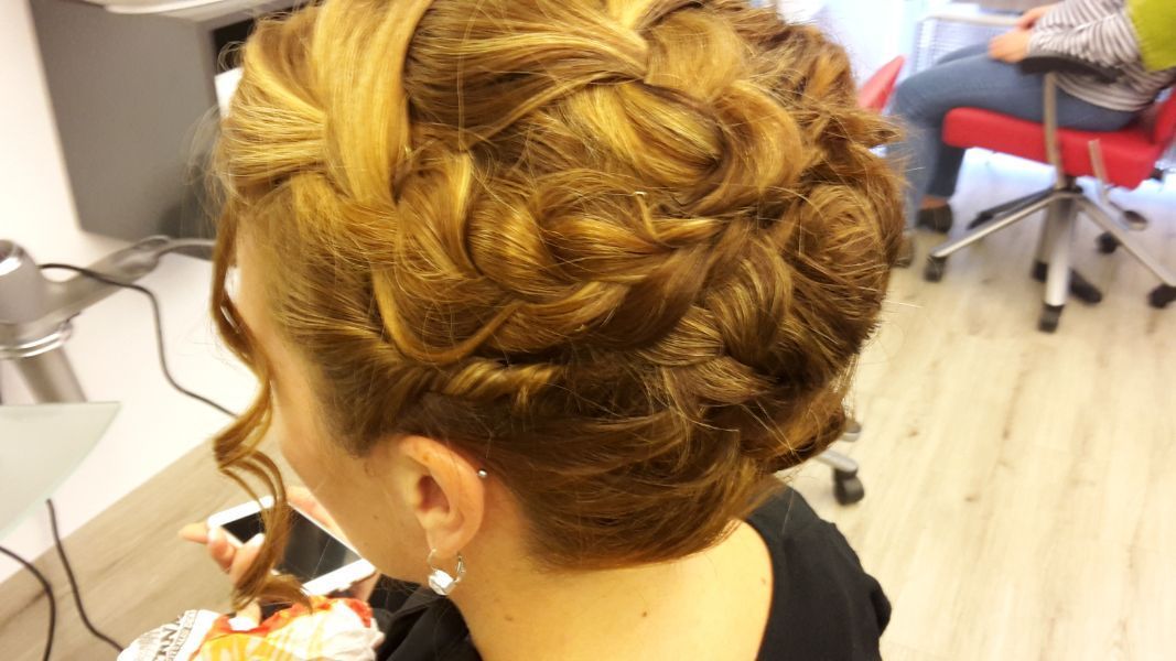 sauber gearbeitete Hochsteckfrisur mit geflochtenen Haaren