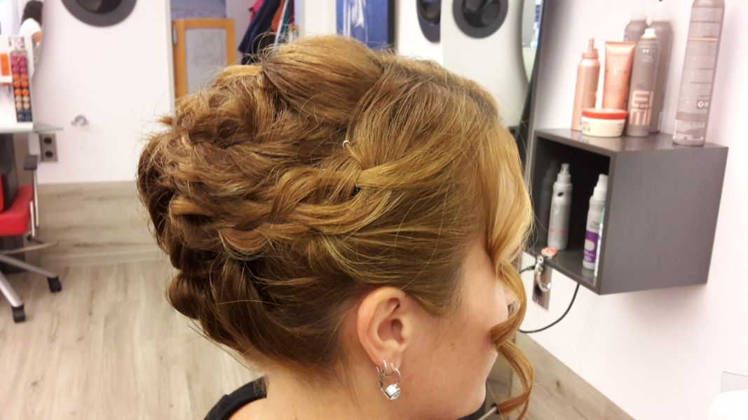 Profilansicht einer Hochsteckfrisur mit gelockter Strähne vorne