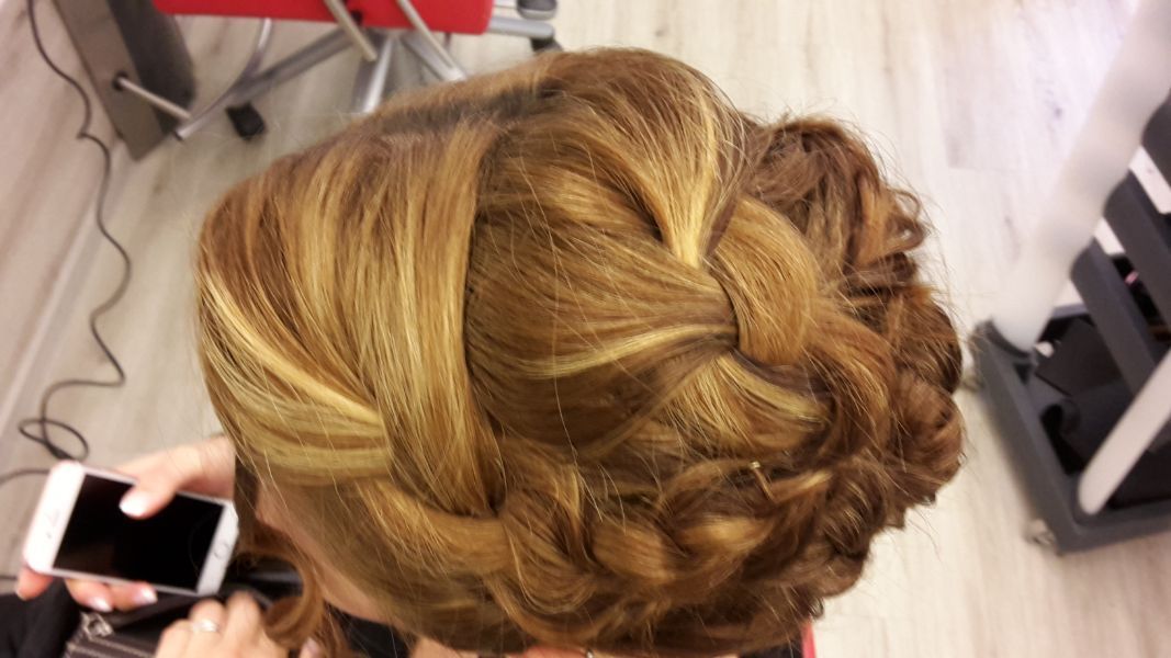 Hochsteckfrisur mit geflochtenen Elementen