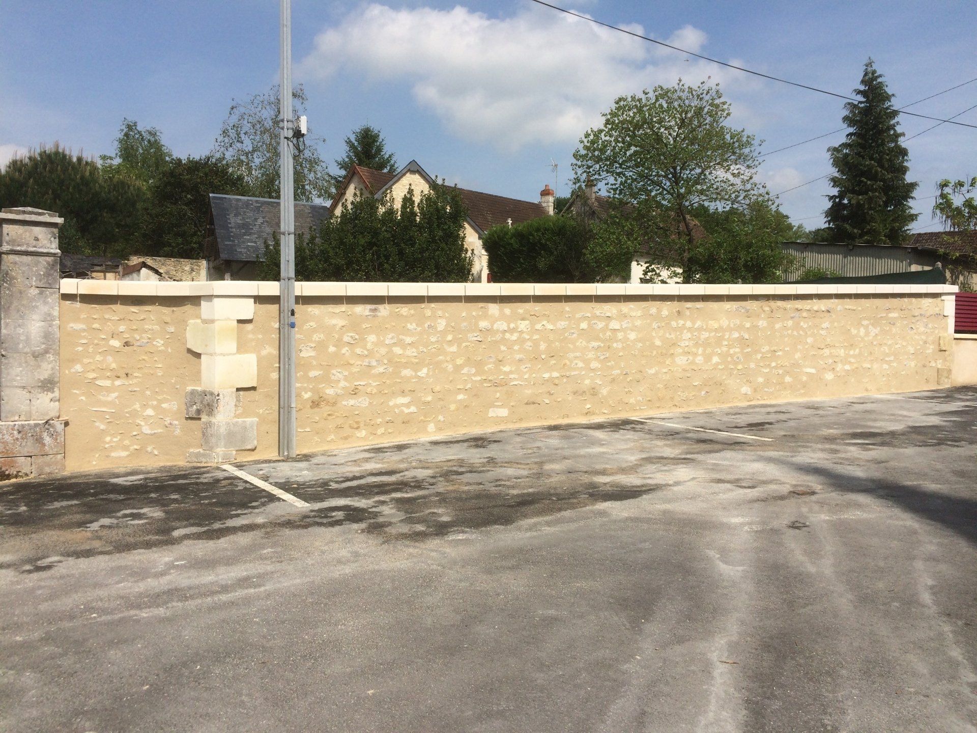 Application d'enduit sur muret