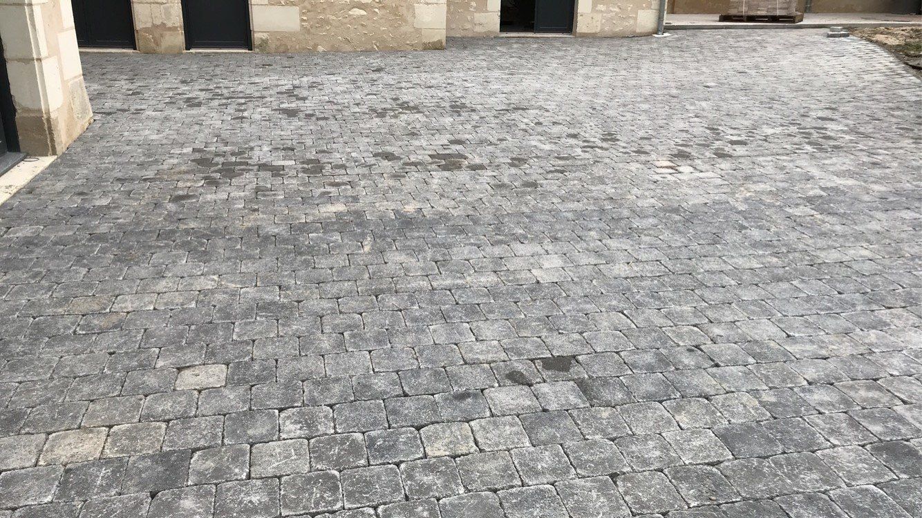 Pose de pavés dans la cour