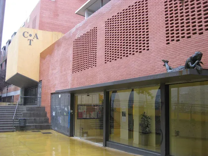 Edificio de ladrillo con letrero