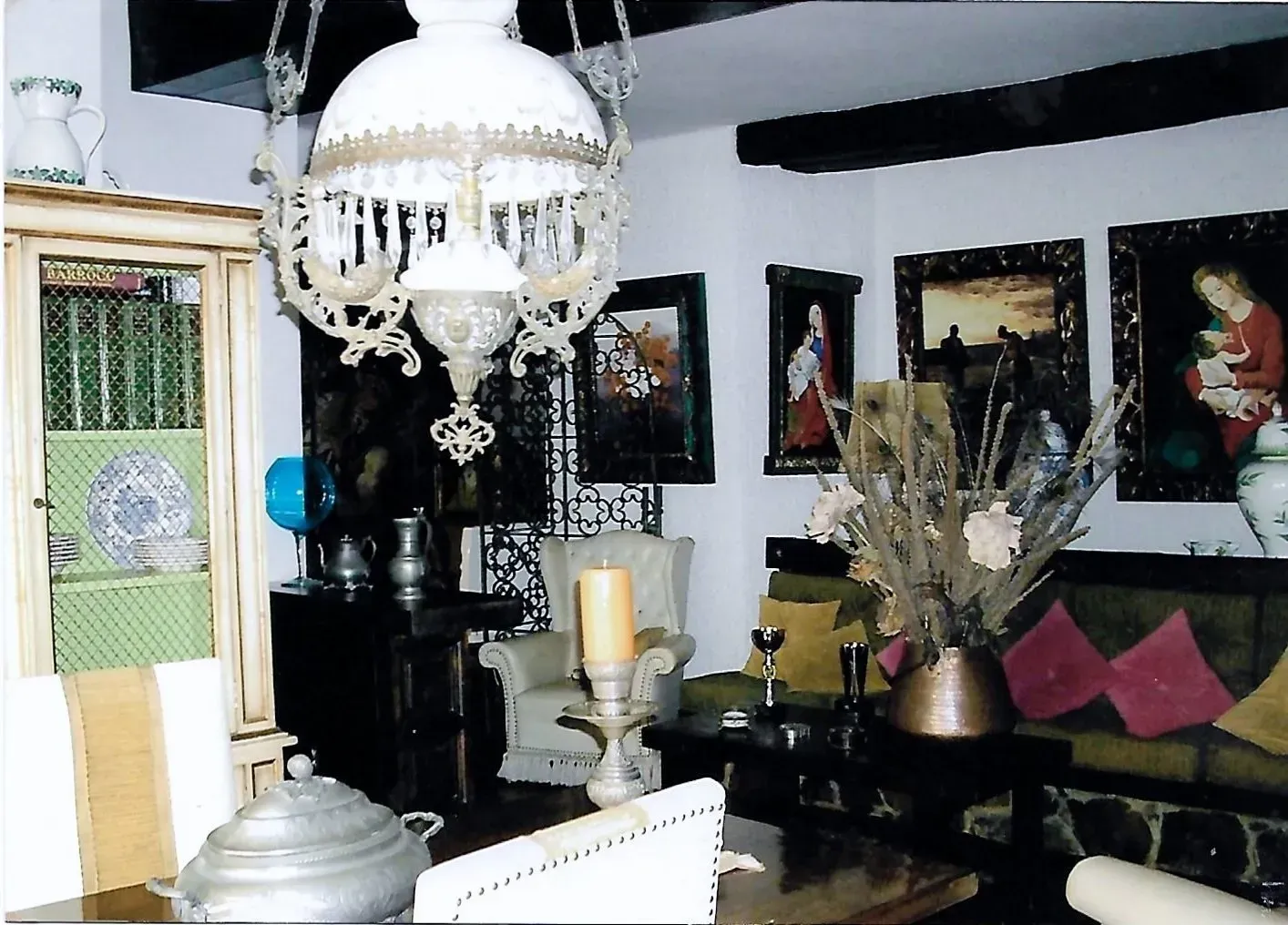 Una sala de estar con una lámpara de araña colgando del techo.