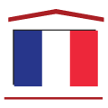 Drapeau français sur la façade d'un bâtiment.