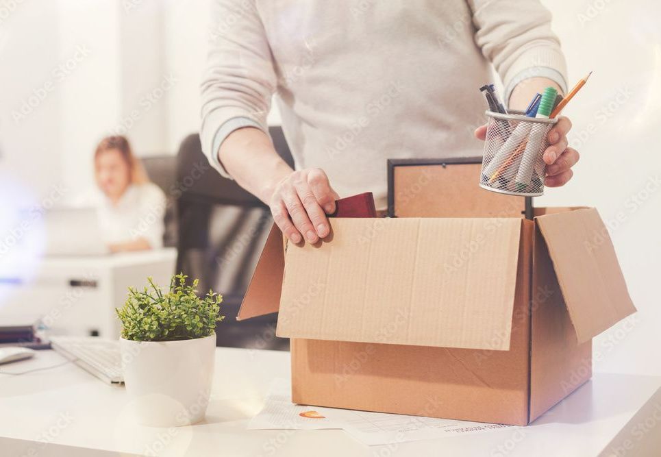 un employé fait ses cartons