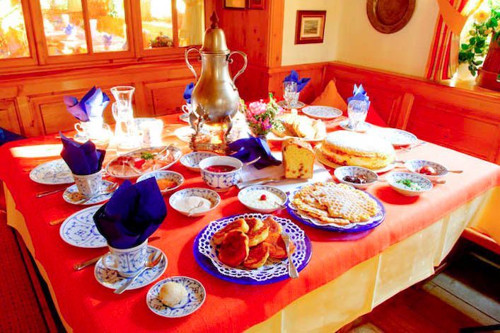 Ein Tisch mit viel Essen darauf