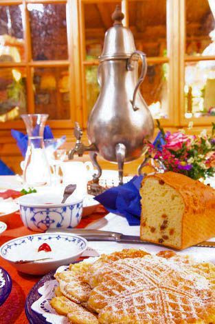 Ein Tisch mit viel Essen darauf, darunter ein Laib Brot